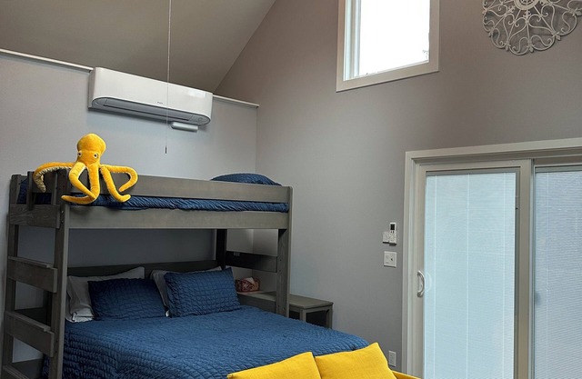 Cozy studio with WiFi and AC in charming Hillsboro