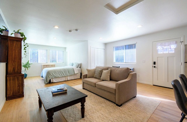 Cozy studio with WiFi and AC in enchanting Redlands