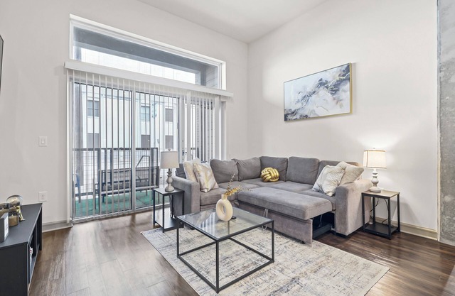 Cozy & Stylish 1BR Private balcony, Pool & Gym