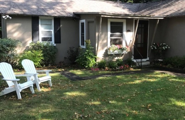 Cozy Summer Cottage - great central location!