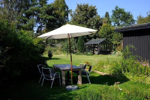 Cozy summer cottage with orangery close to Heatherhill and Beach
