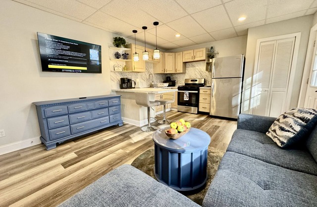 Cozy, sunny condo. Pet friendly