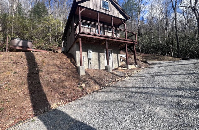 Cozy tiny cabin with Loft 10 minutes from DuPont State Park