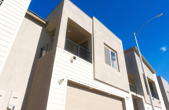 Cozy townhome in charming Henderson with AC, WiFi