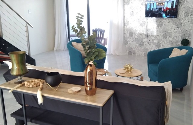 Cozy townhome retreat - 5 mins from the beach!