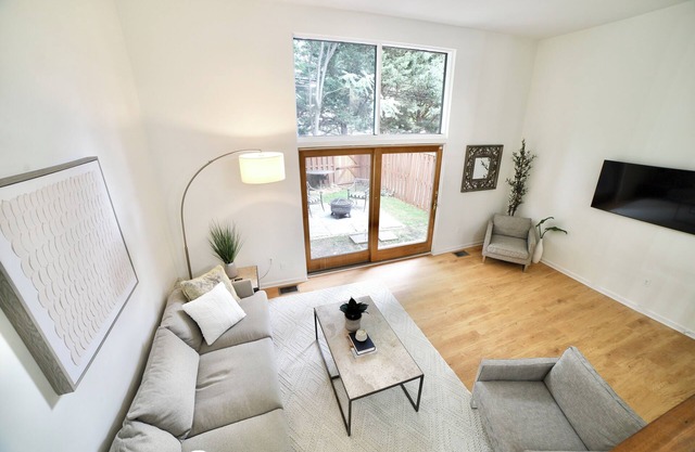 Cozy Townhome walking distance to Crown. Near metro, Rio, NIST, AstraZeneca