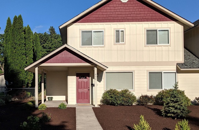 Cozy townhouse 6 blocks from downtown Sandpoint. Quiet, friendly neighborhood.