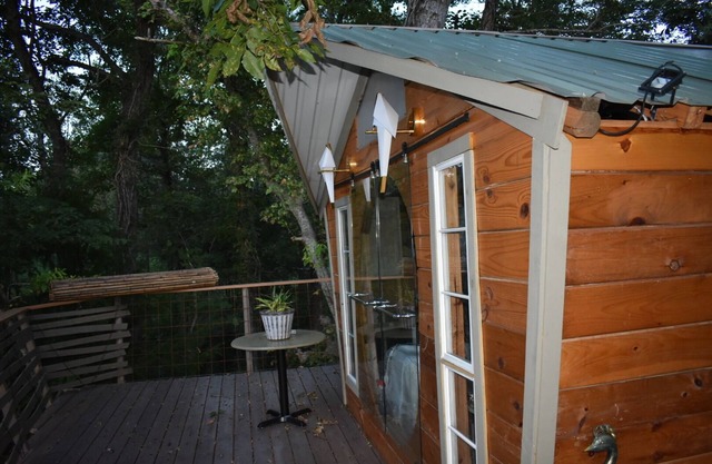 Cozy Tropical Treehouse on Lake Conroe w/firepit, kayaks