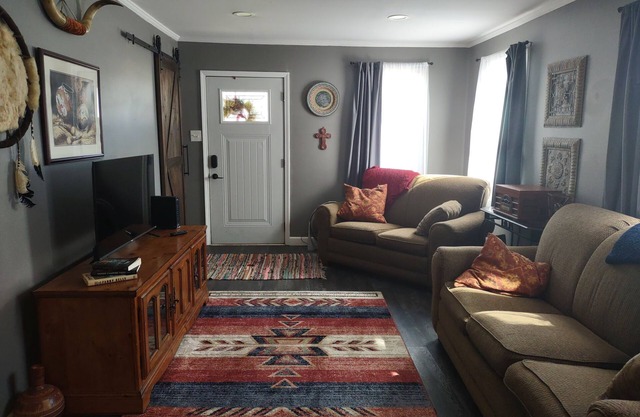 Cozy two bedroom home by historic Rt. 66, pet friendy too!