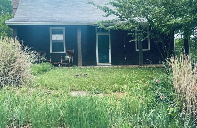 Cozy Unique Cabin in the Heart of Arrow Rock, One block from Downtown & Lyceum