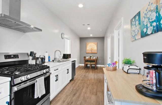Cozy Urban Retreat: with King and Queen Beds, 1.5 Baths, Well-Equipped Kitchen, Private Backyard, and a Designated Parking Space.