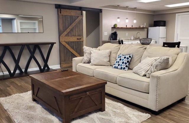 Cozy, Very Large Studio Hideaway in a Peaceful Neighborhood