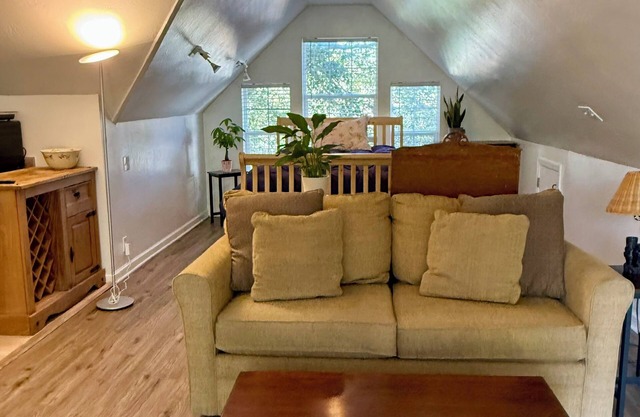 Cozy vineyard studio in welcoming Healdsburg with WiFi, AC, fireplace, jacuzzi