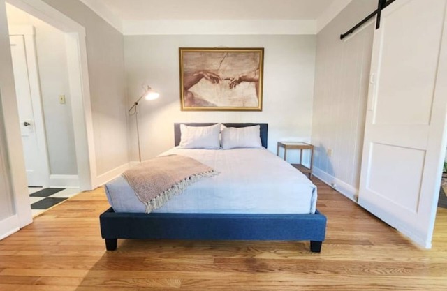 Cozy Vintage Bungalow @Mills50 District