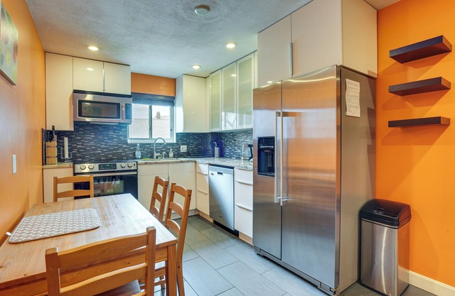 Cozy Waltham Condo ~ 11 Mi to Downtown Boston!