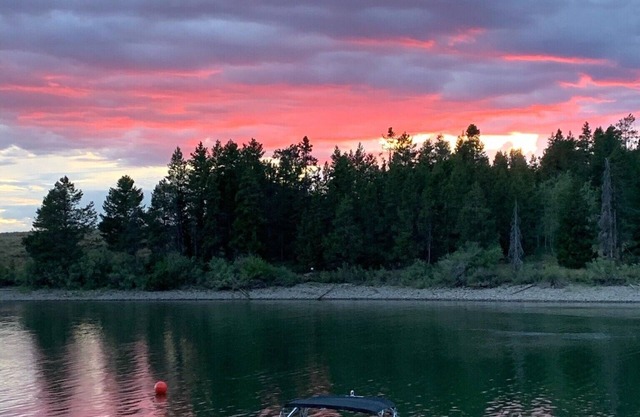 Cozy Waterfront Retreat. Near Yellowstone. Private dock.