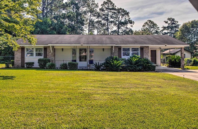 Cozy Waycross House w/Yard & Screened Patio!