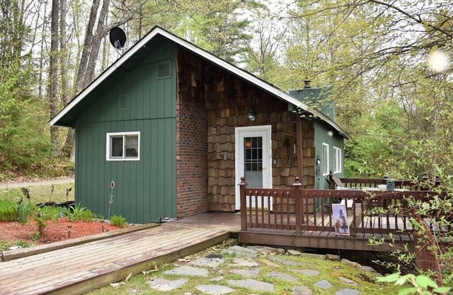 Cozy White Mountain Cabin w/Hot Tub & Fireplace.