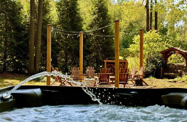 Cozy winter Getaway, See the Stars in the New Hot Tub & Beautiful Firepit