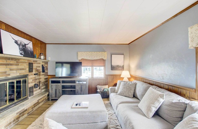 Cozy Wisconsin Abode: Walk to Lake Michigan!