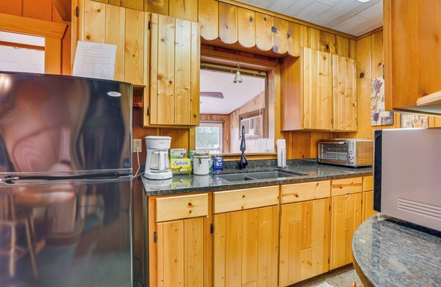 Cozy Wisconsin Cabin: Walk to Beach & Boat Ramp!