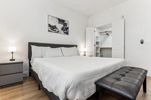 CozySuites Glendale by the stadium with pool 21