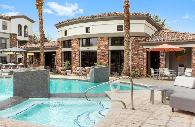 CozySuites Glendale by the stadium with pool 03
