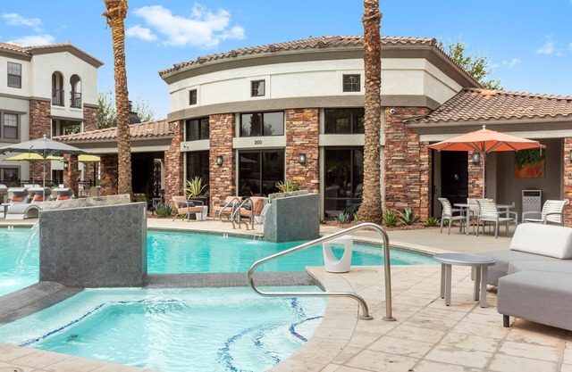 CozySuites Glendale by the stadium with pool 03