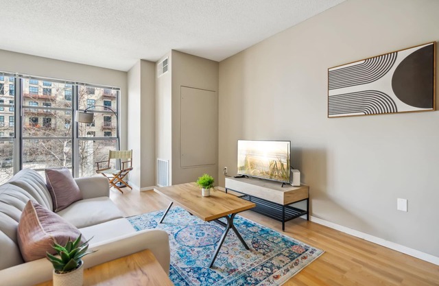 CozySuites Mill District with pool, gym #03