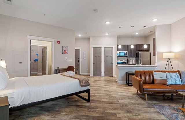 CozySuites - Penrose On Mass with pool & parking #7