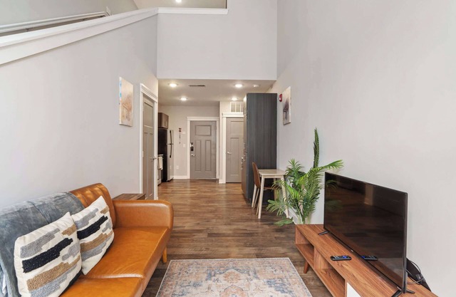 CozySuites - Penrose On Mass with pool & parking #1