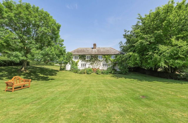 Creaky Cottage - a stylish detached cottage that sleeps up to 8 guests