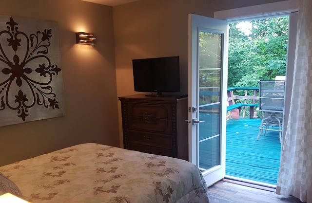 Creek Chalet at Balm Beach with Hot Tub & Sauna