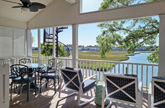 Creek Front Beach House, Easy Walk to Beach, Dog Friendly, Elevator, Creek Dock