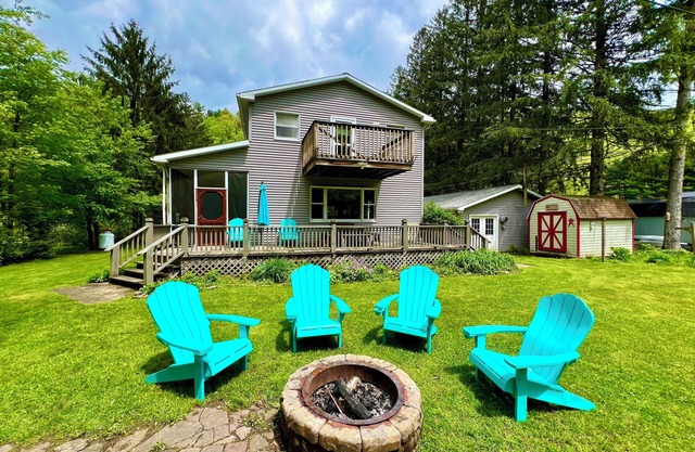 CREEK FRONT HOME with private access - perfect for kayaking, fishing, and hiking