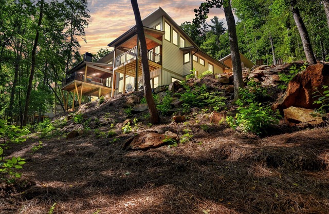 CREEK VIEWS! 5BR Mountain Modern Luxury on the water! Must See!
