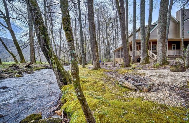 Creekfront Hayesville cottage with beautiful sunrise and sunset views!