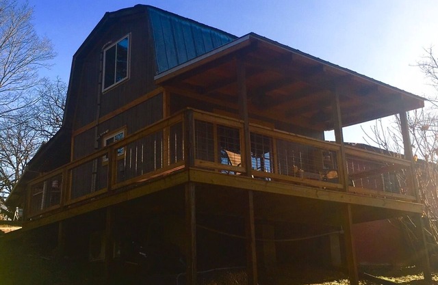 Creekside Cabin—Converted woodshop w/creek, fire pit & pavilion. Close to town