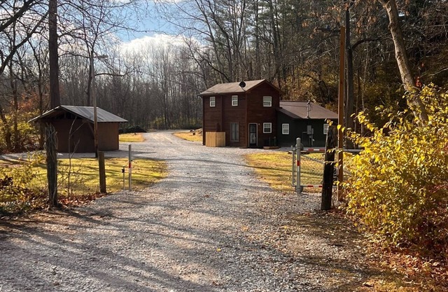 Creekside cottage with hot tub and fishing