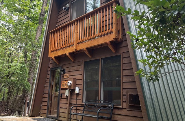 Creekside Crow's Nest - Cozy Getaway Near Wineries