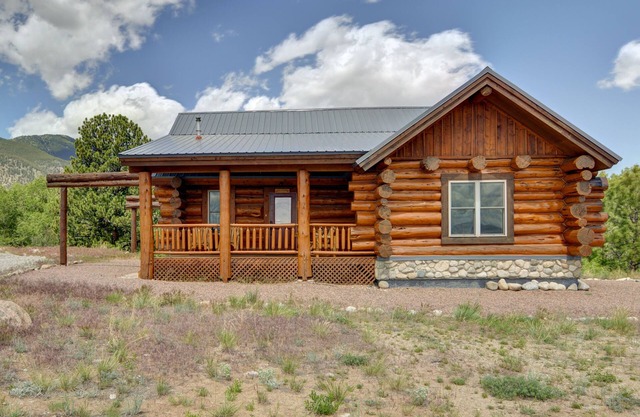 Creekside Log Cabin- conveniently located and direct creek access