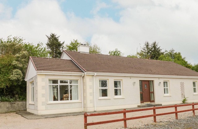 CREESLOUGH VIEW, pet friendly in Creeslough, County Donegal
