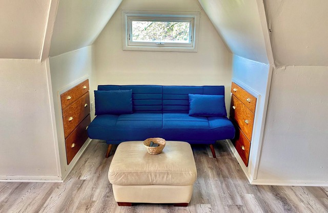 Crown Point 1 Bedroom Stylish Apartment close to the Square/Downtown