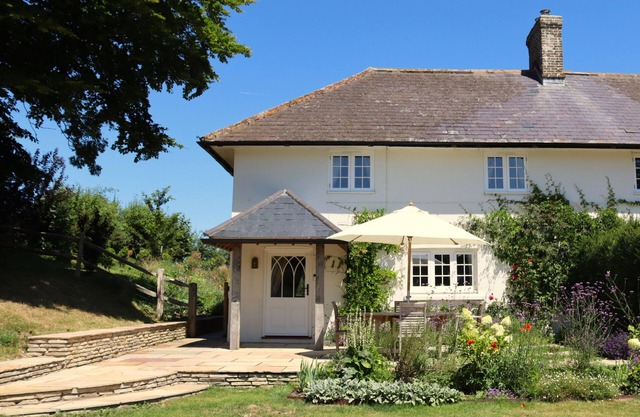 Crumpet Cottage - sleeps 4 guests in 2 bedrooms