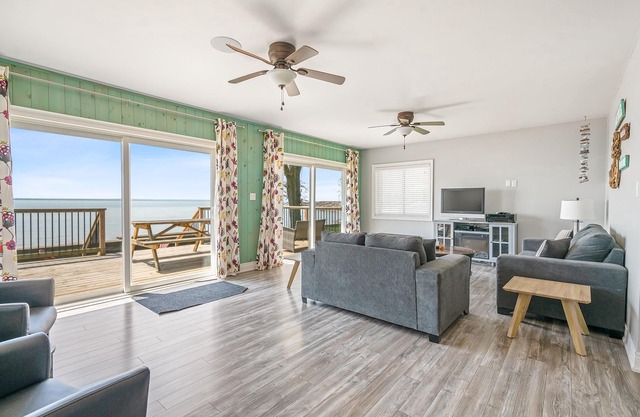 Crystal Bay Getaway with full Lake Erie views!