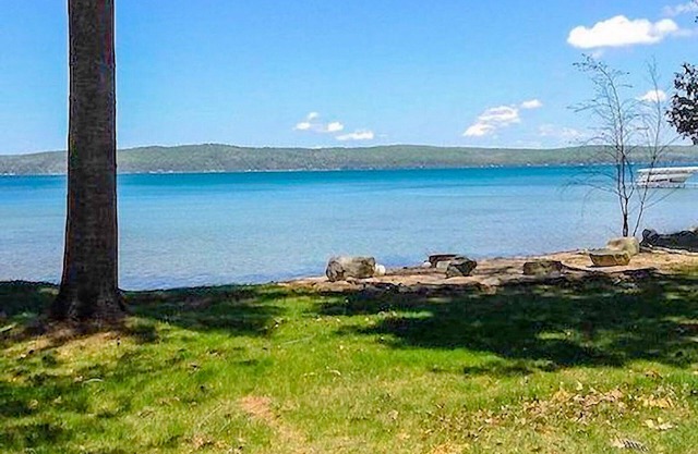Crystal Lake Cozy, Quiet Cottage with large beachfront and lawn
