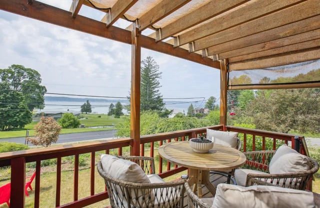 Crystal Lake Vacation Rental, 3 Mi to Betsie River