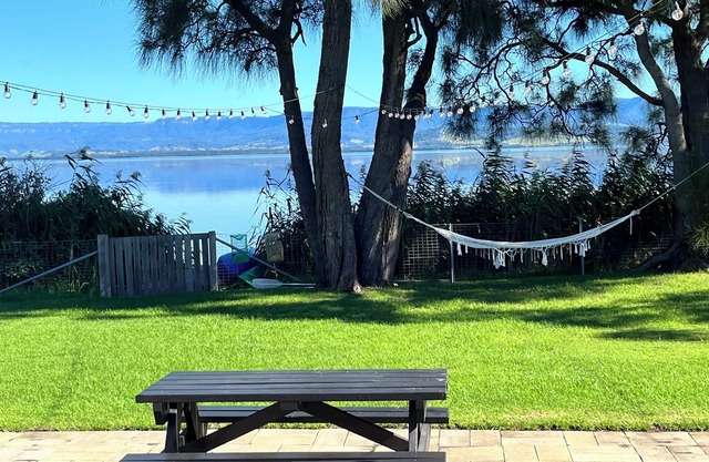 Cudgeree Bay Lake House - Right on Lake Illawarra's edge