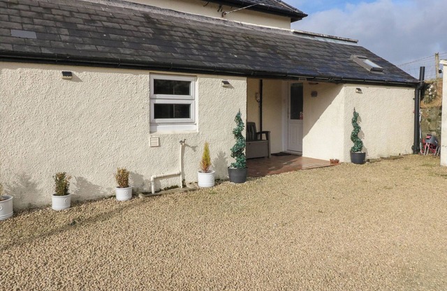 CUILLIN VIEW APARTMENT, pet friendly, with a garden in Arisaig