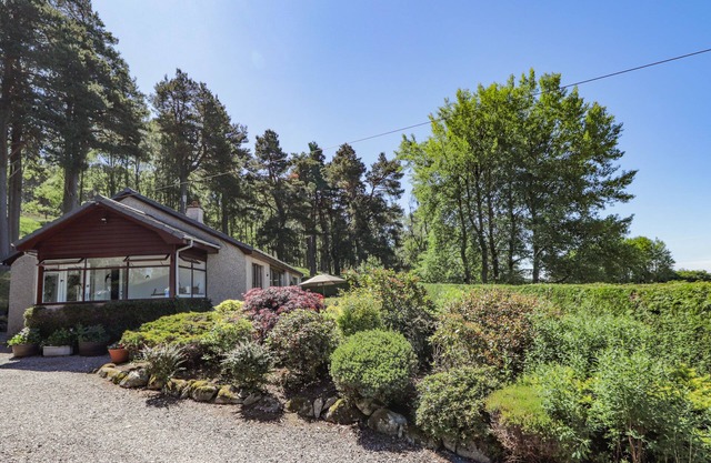 CULREACH LODGE, pet friendly, with open fire in Nethy Bridge